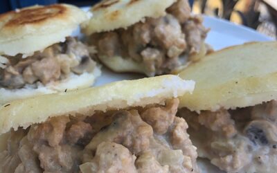 Receta con arepas, soja texturizada y salsa de champiñones