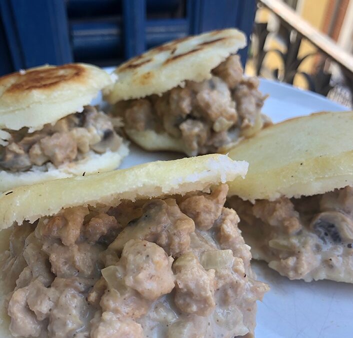 Receta con arepas, soja texturizada y salsa de champiñones